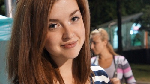 Những CĐV nữ xinh đẹp làm "nóng" đường phố Ukraina